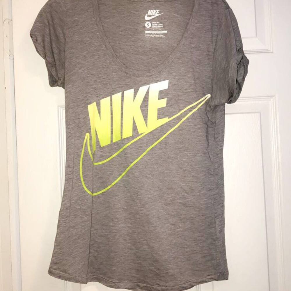 Gray and yellow Nike tshirt